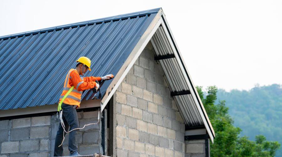 Professional gutter cleaning in Elwood, IL